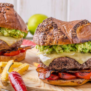 Huisgemaakte hamburger met bacon en avocado