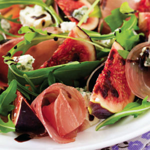Salade van vijgen, blauwschimmelkaas en rauwe ham