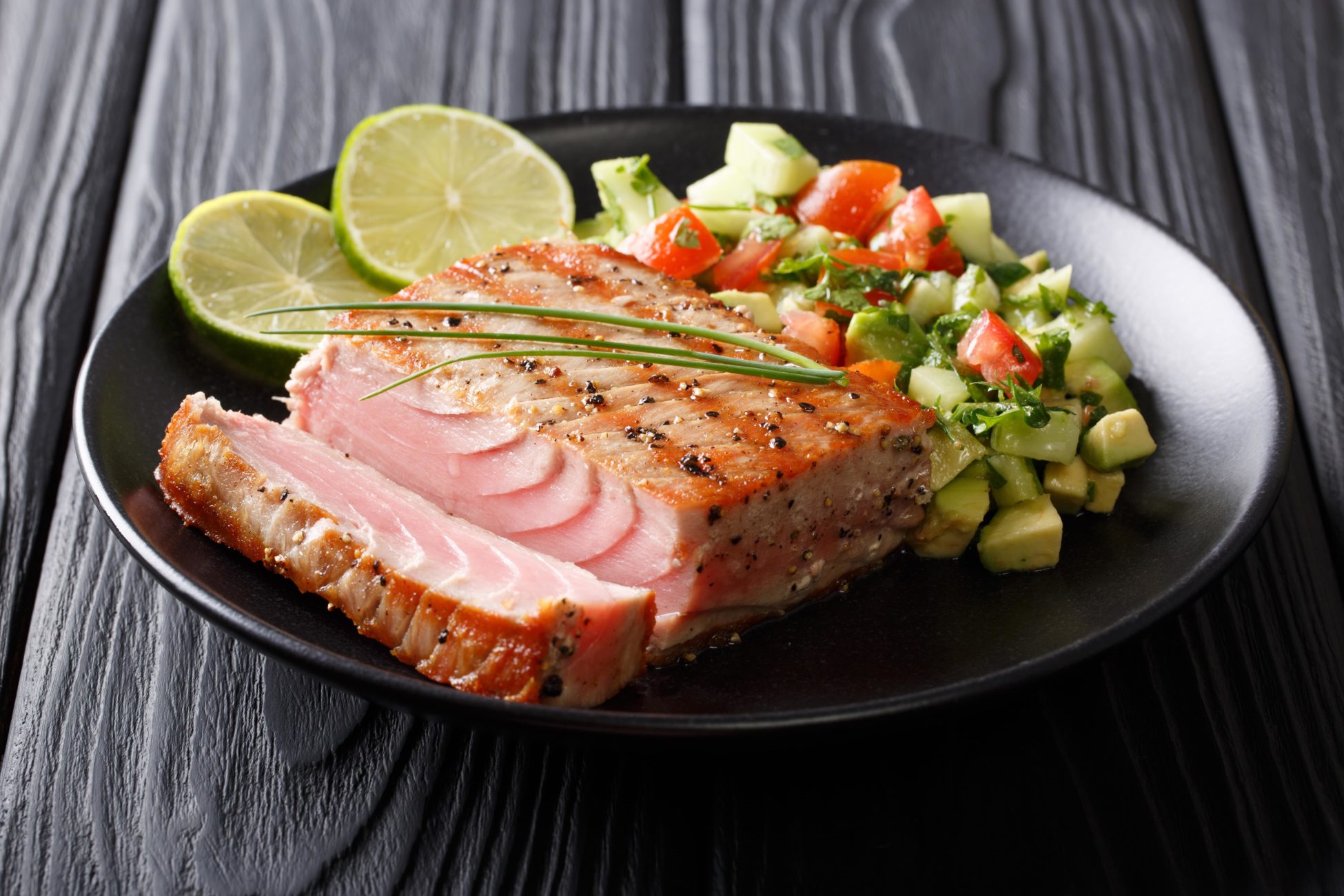 recette Gemarineerde tonijn gegrild op de barbecue met een avocadoslaatje