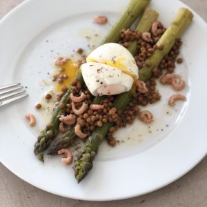 Groene asperges, grijze garnalen en zachtgekookt ei