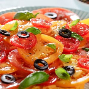 Carpaccio van oude tomaten met verse kruiden