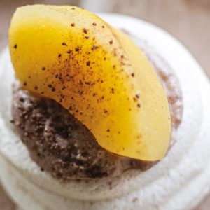 Pavlova met crème van hazelnoot en ricotta, gepocheerde appel door Meggan Verschoore 