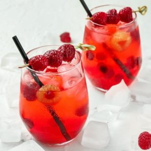 Mocktail met gember, rode vruchten en basilicum
