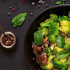 Quinoa met broccoli en champignons