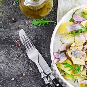 Aardappelsalade met gerookte haring