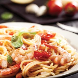 Spaghetti met gedroogde tomaten, garnalen en limoen