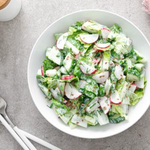 Salade de concombre, laitue et radis à la sauce au yaourt